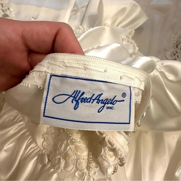 Vintage Alfred Angelo Collection Wedding Dress with long beaded Train size small - Picture 15 of 17